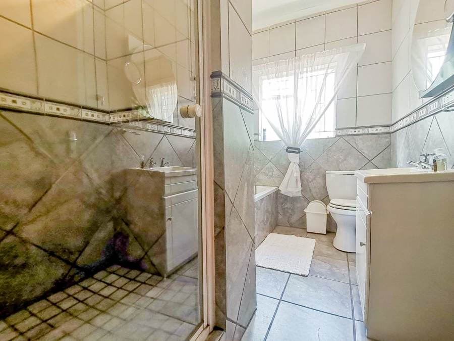 7 Bedroom Property for Sale in Parklands Western Cape